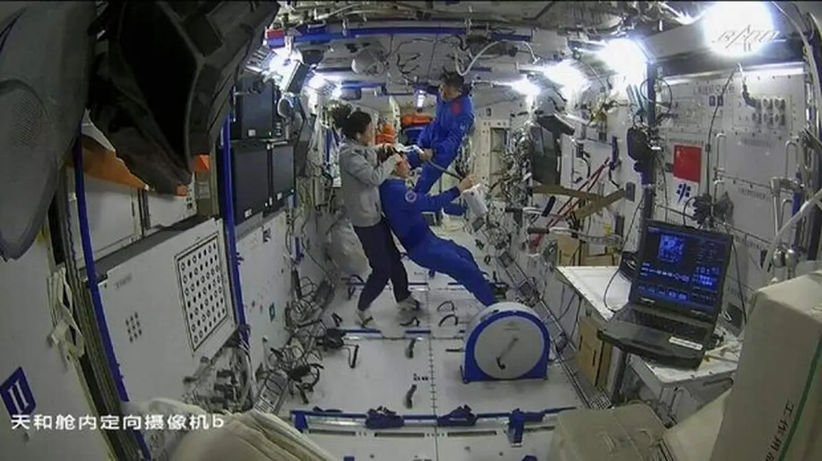 کوتاه کردن موی سر در فضا + فیلم