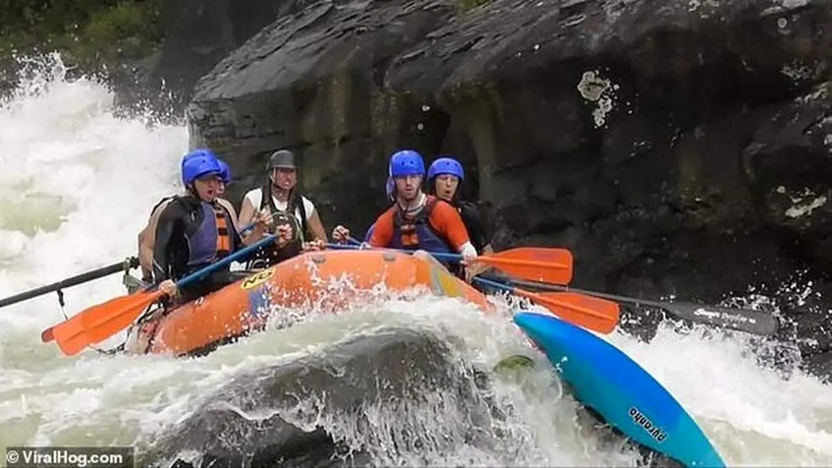 حرکات نمایشی و شگفت‌انگیز یک کایاک‌سوار حرفه‌ای در میان موج‌های خروشان + فیلم