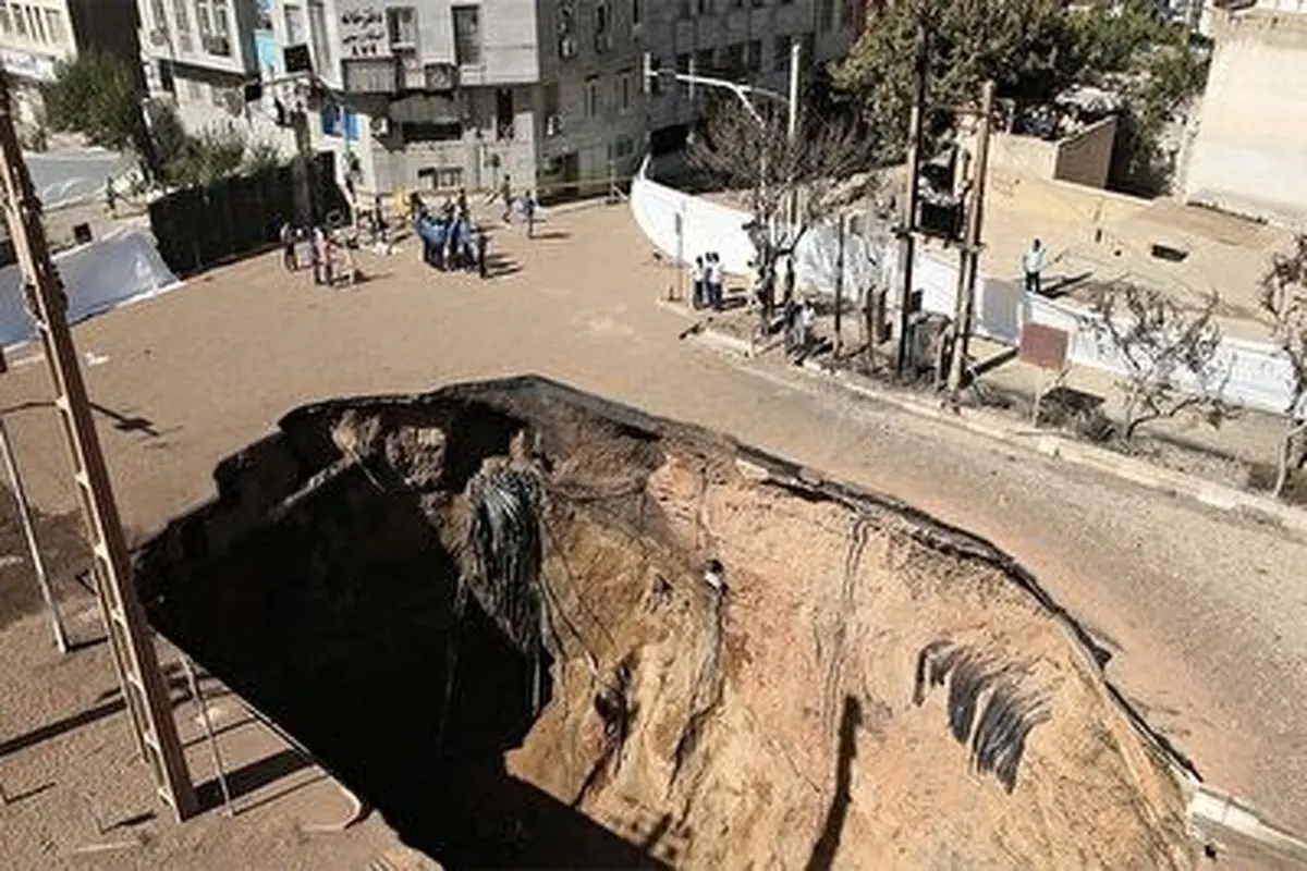 لحظه هولناک فرو رفتن یک زن در زمین در بلوار گلسرخ کرمانشاه + فیلم