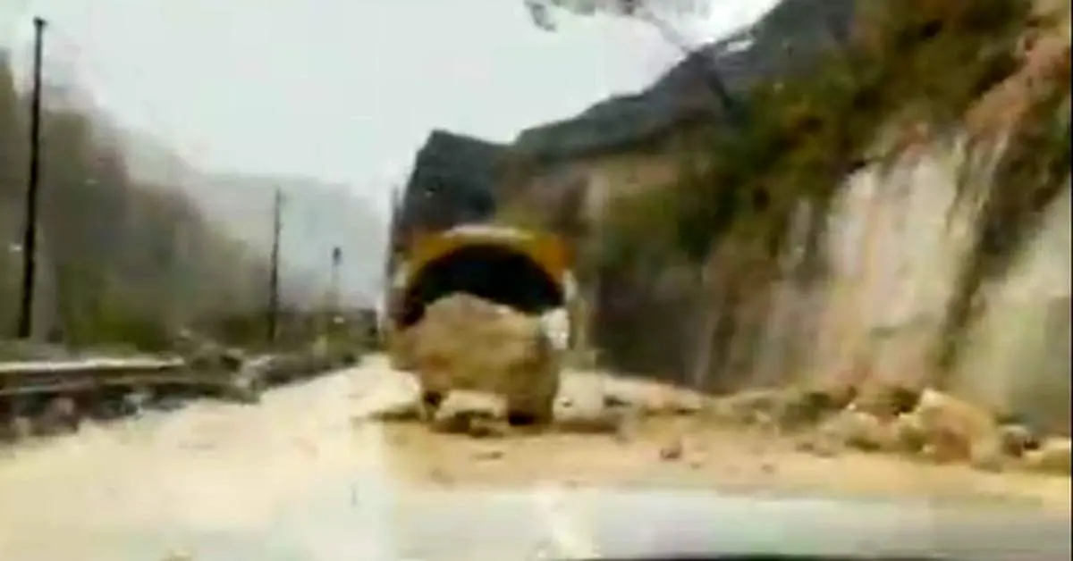 ریزش کوه در جاده قدیم چالوس + فیلم