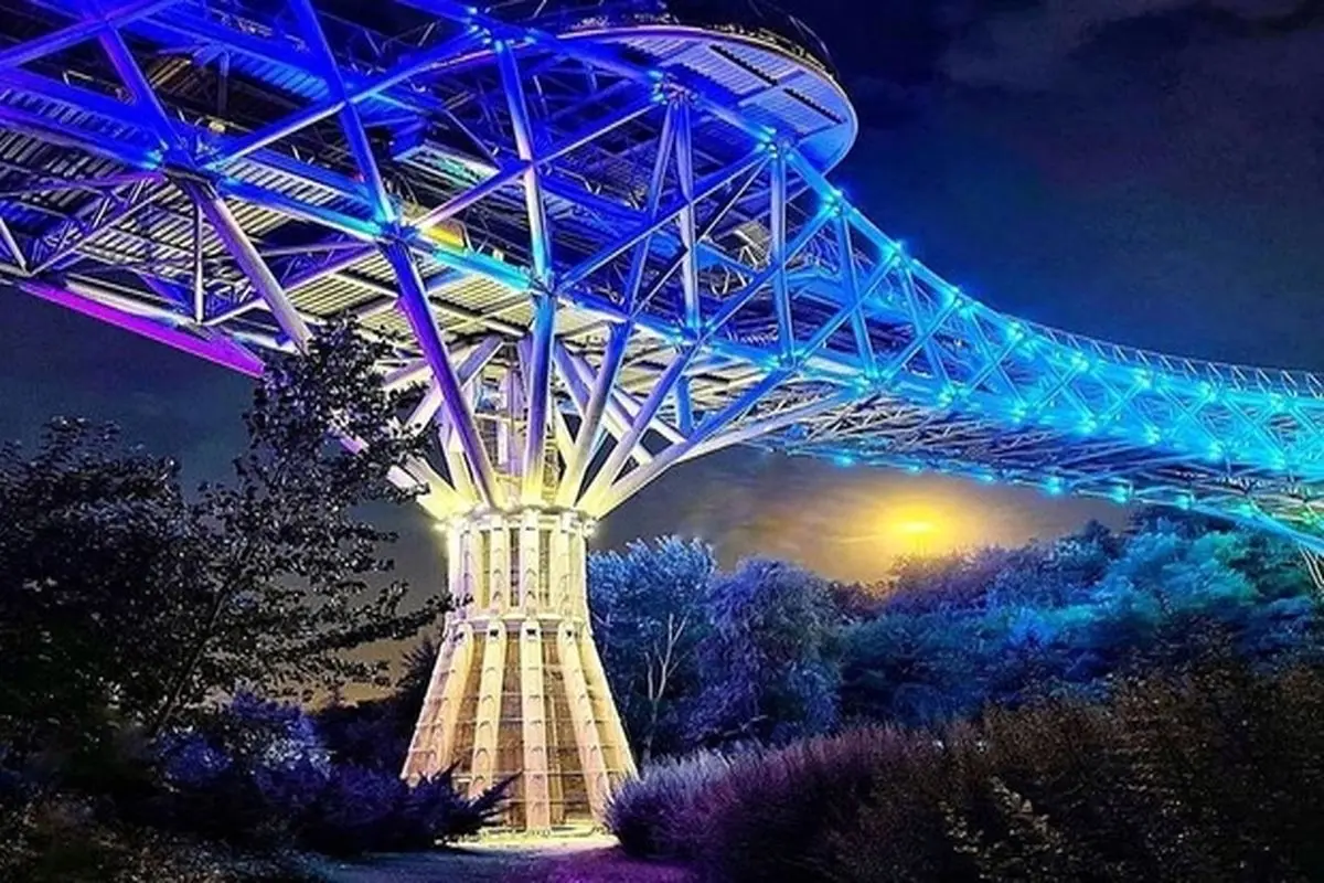 پل طبیعت تهران به رنگ آبی درآمد