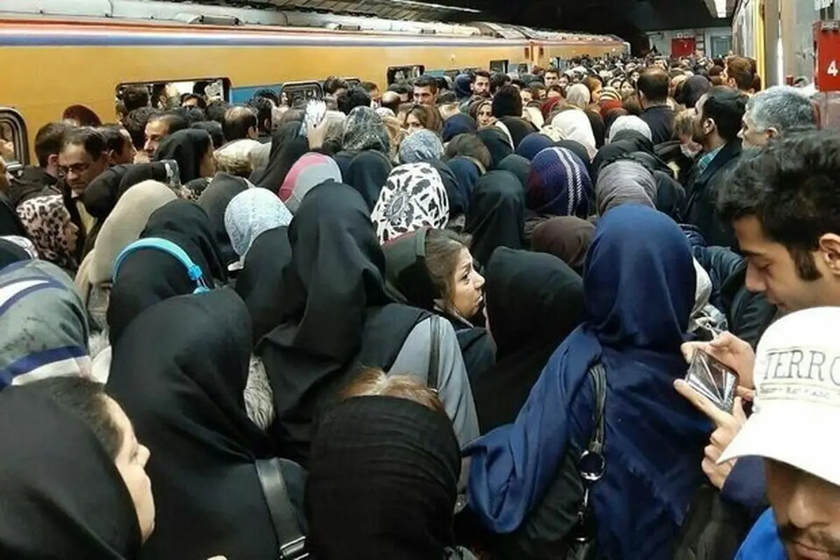 توضیح مترو تهران درباره ازدحام دوباره جمعیت در یک ایستگاه از خط ۴ | انتظار بیش از ۲۰ دقیقه‌ای مسافران صحت ندارد