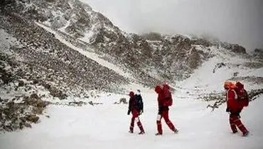 پیدا شدن پیکر یک کوهنورد زیر خروارها برف در دماوند + فیلم