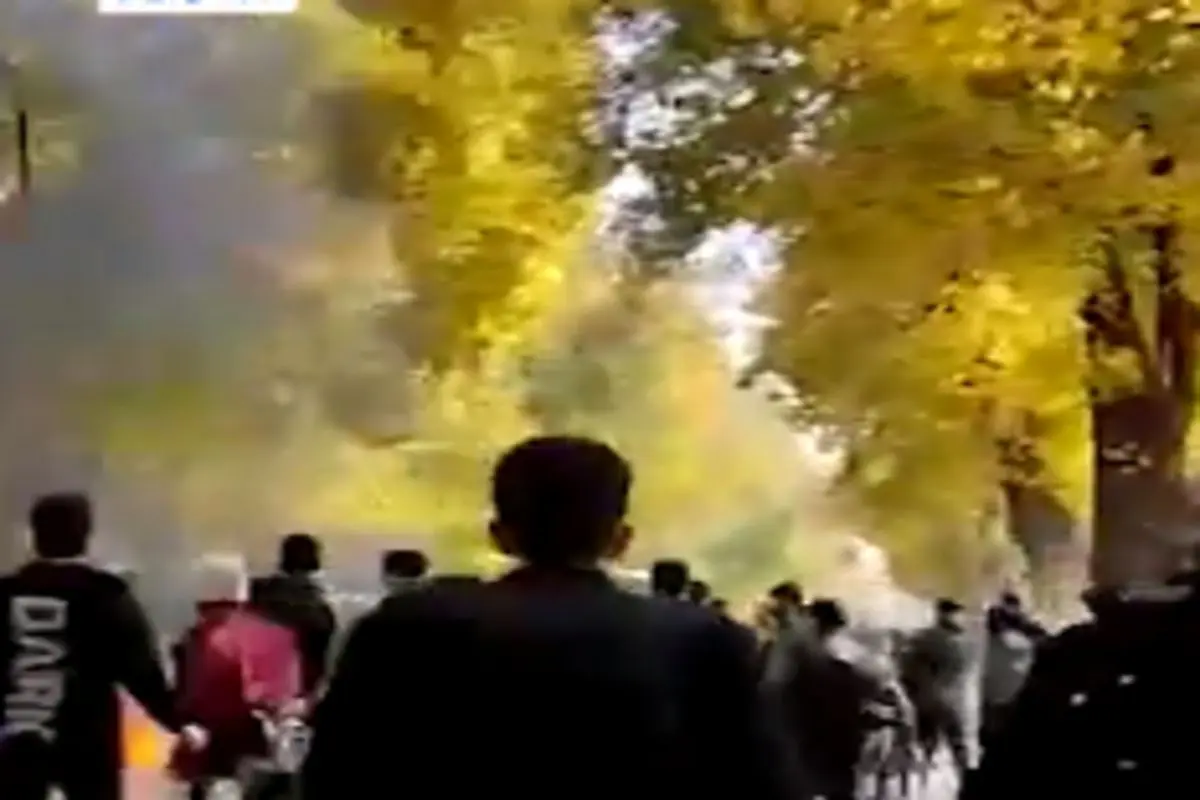 تخریب اموال عمومی توسط معترضان در اصفهان + فیلم