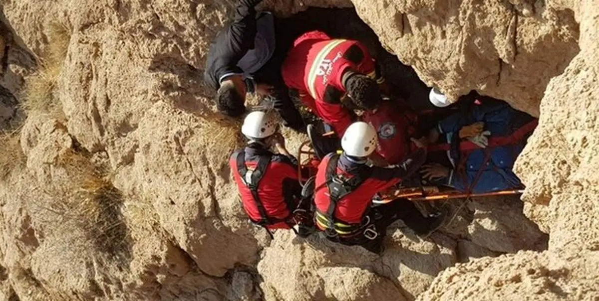 سقوط پاراگلایدر در سمنان/ خلبان به‌شدت مصدوم شد+ تصاویر
