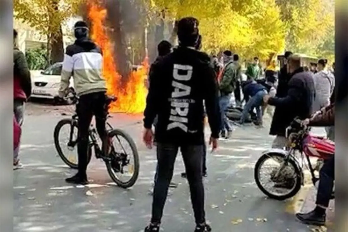 آتش زدن موتور پلیس و تخریب آمبولانس توسط معترضین در اصفهان + فیلم