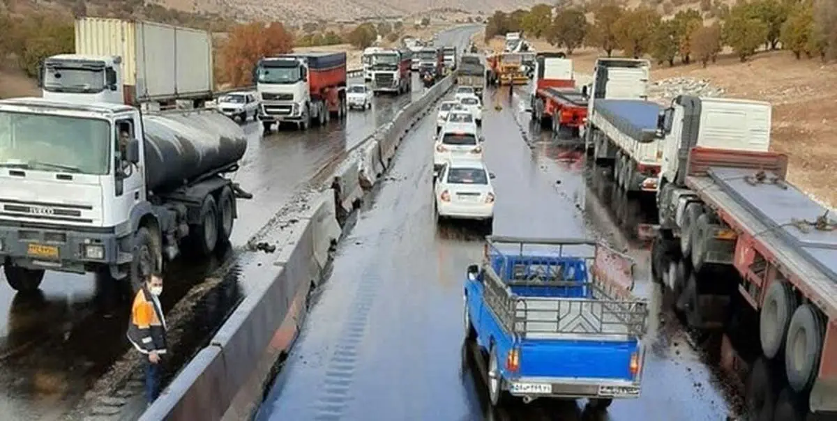 واژگونی تانکر حمل ملاس در آزادراه خرم آباد_پل زال+تصاویر
