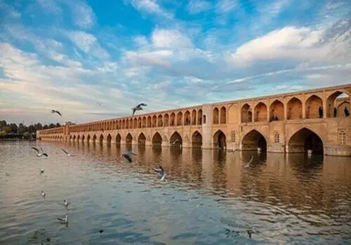 آوازخوانی یک عرب زبان به فارسی زیر پل خواجو+ فیلم