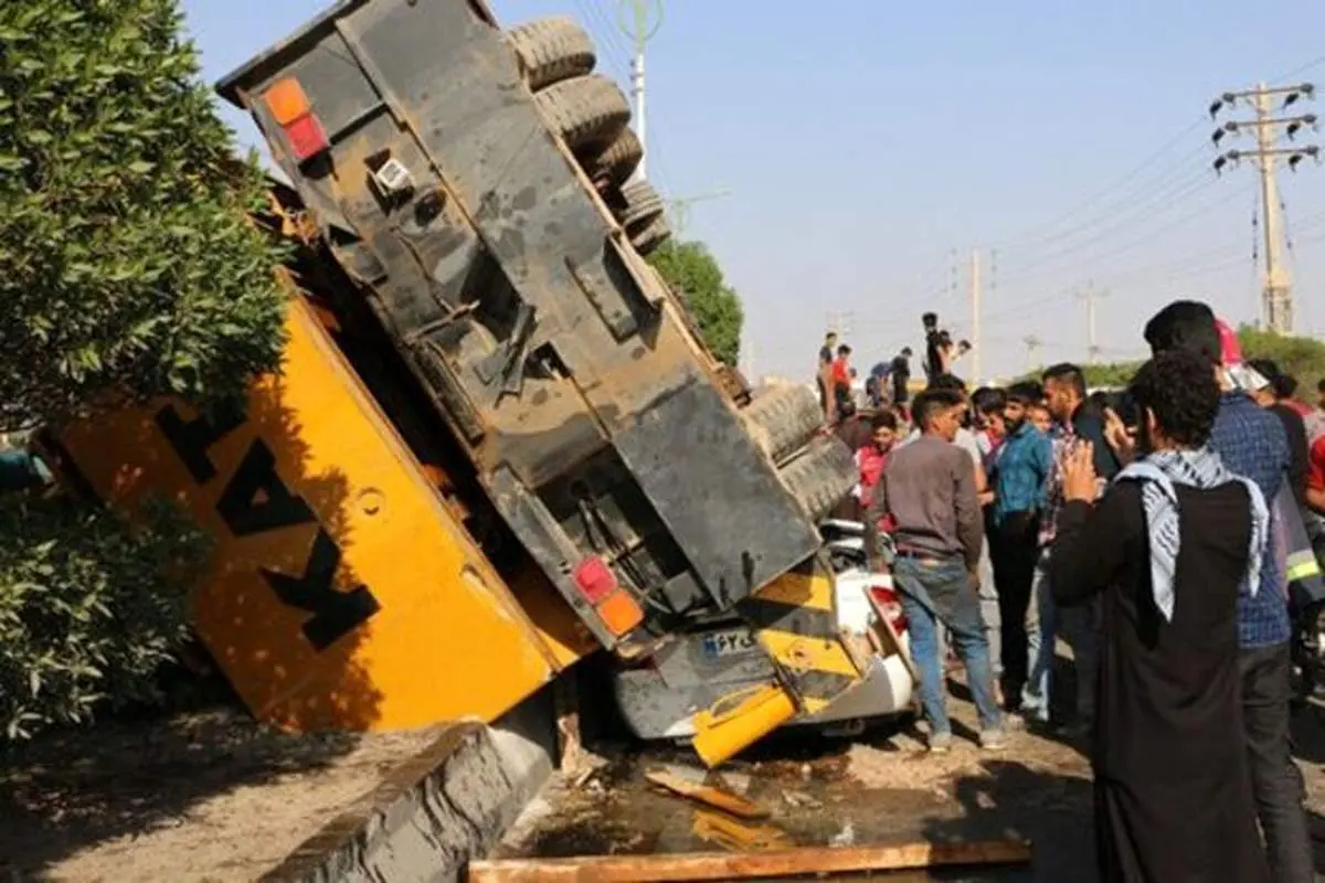 واژگونی هولناک جرثقیل بر روی تیبا در حال حرکت در اهواز + فیلم