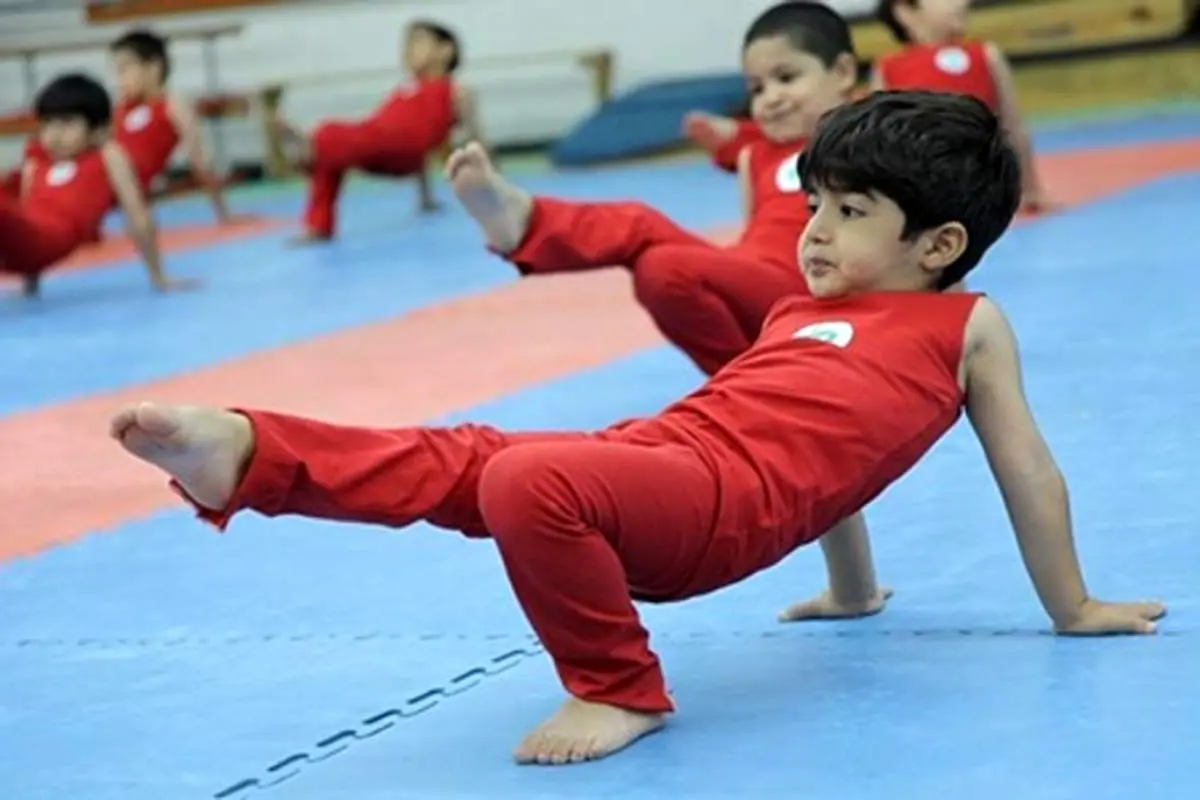 آموزش عجیب ژیمناستیک توسط مربی یکی از باشگاه‌های ورزشی مشهد به یک کودک+فیلم