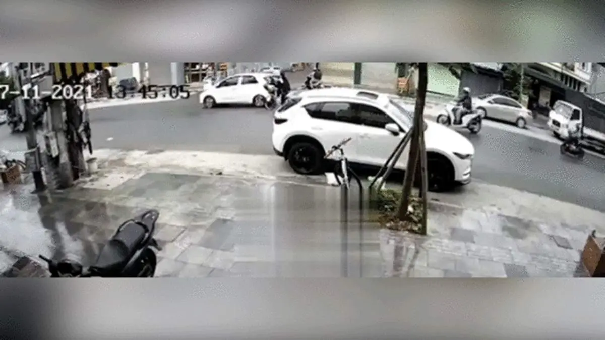 زیر گرفتن ۲ موتورسوار توسط راننده مست + فیلم