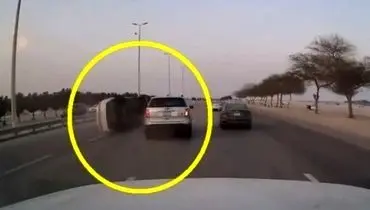 لحظه وحشتناک واژگونی خودروی هوندا در بزرگراهی در عربستان+ فیلم