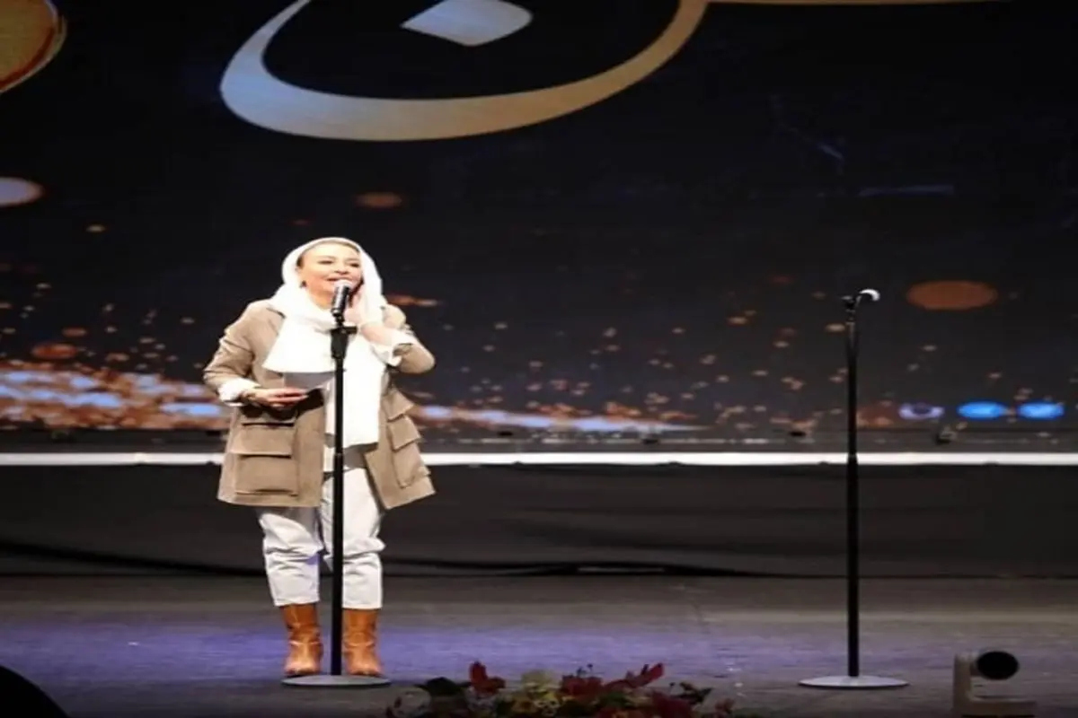 واکنش جواد عزتی به بغل کردن همسرش در جشن حافظ+ فیلم
