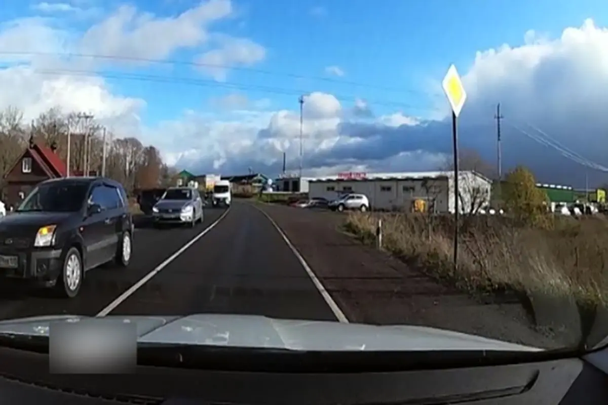 لحظه تصادف وحشتناک خودروی سواری با اتومبیل استیشن در جاده + فیلم