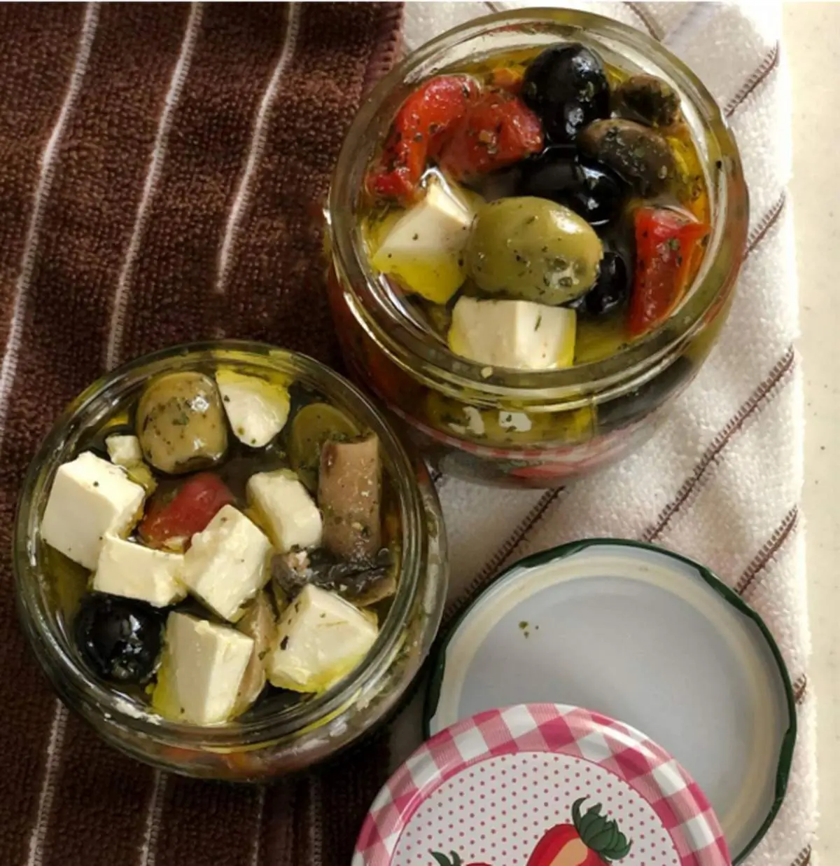 طرز تهیه زیتون و پنیر چاشنی ساده و خوشمزه برای انواع غذا و سالاد