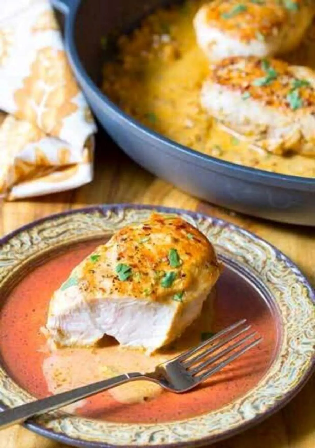 دستور پخت مرغ تابه‌ای با طعم سیر و لیمومرغ با طعم لیمو و سیر دستوری ساده و خوش طعم است و همچنین تجربه یک طعم متفاوت برای یک شام کم کالری و همینطور برای کودکان شما. نویسنده دستور این روش پخت را برای کودکان توصیه کرده است.