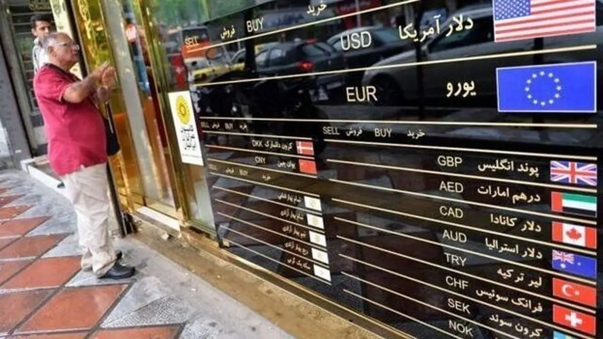 فاصله عجیب قیمت دلار در صرافی بانکی و بازار آزاد/ دلار چقدر قیمت خورد؟