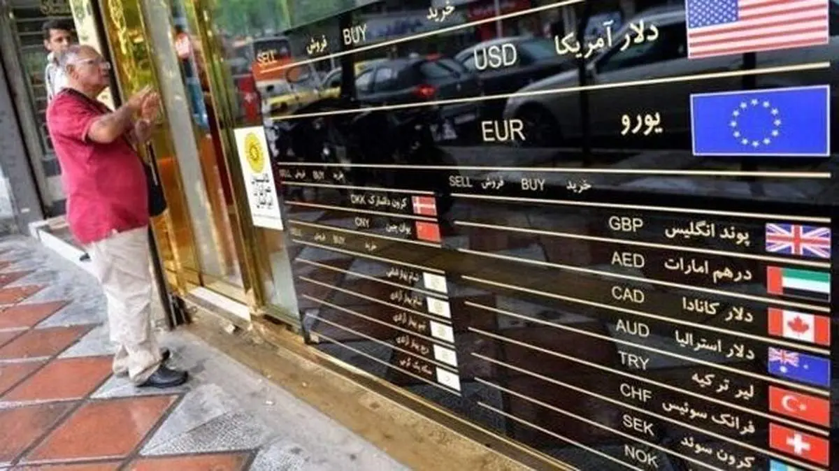 فاصله عجیب قیمت دلار در صرافی بانکی و بازار آزاد/ دلار چقدر قیمت خورد؟