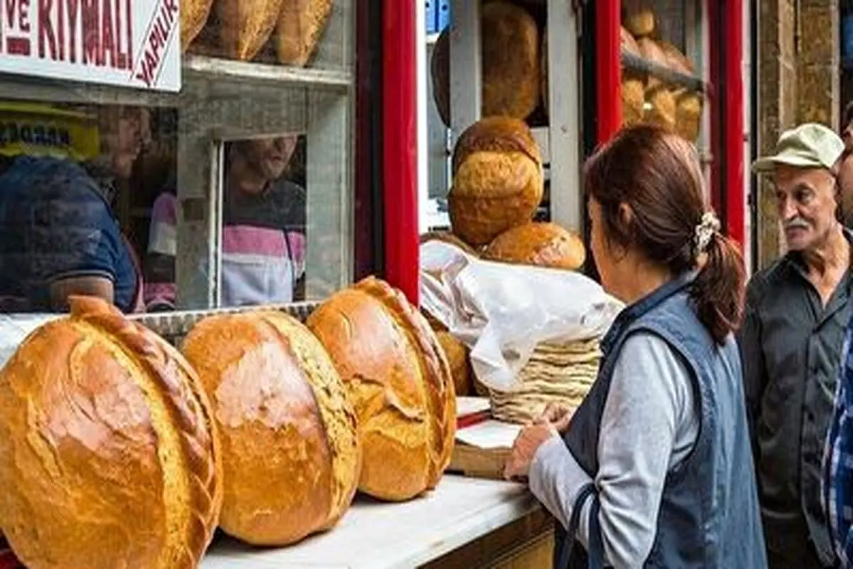 تشکیل صف‌های طولانی در ترکیه برای خرید نان ارزان قیمت + فیلم