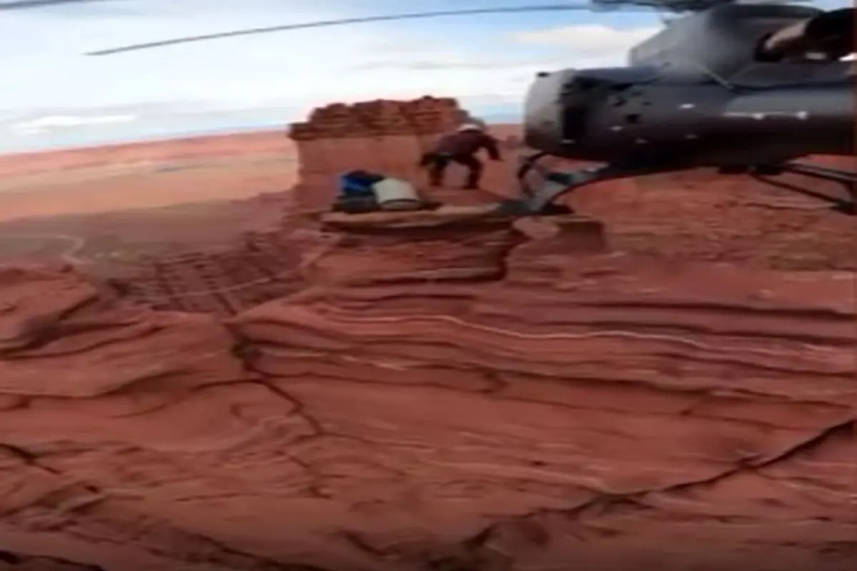 پیاده کردن مسافر سرِ قله با هلیکوپتر+ فیلم