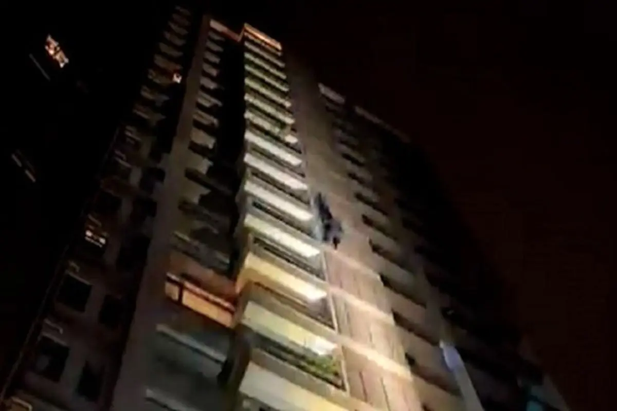 آویزان شدن سارق از دیوار نمای آپارتمان ۲۰ طبقه! + فیلم