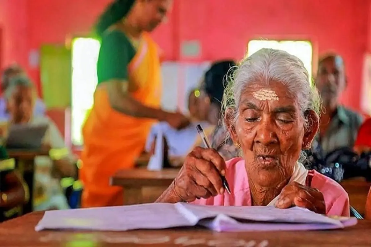 زنی که در ۱۰۴ سالگی خواندن و نوشتن یاد گرفت + فیلم