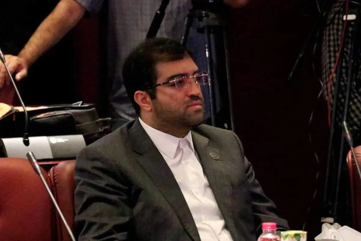 تخصیص ارز ۴۲۰۰ تومانی یعنی حراج منابع کشور/دولت دست از قیمتگذاری دستوری بردارد