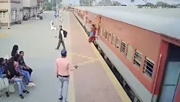 سقوط یک زن از قطار در حال حرکت + فیلم