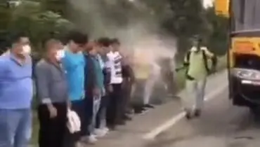 ضد عفونی کامل مسافران قبل از سوار شدن به اتوبوس در اکوادور! + فیلم