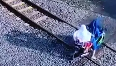 لحظه‌ای هولناک از گیر کردن موتورسیکلت یک زن و دو فرزندش روی ریل قطار+ فیلم