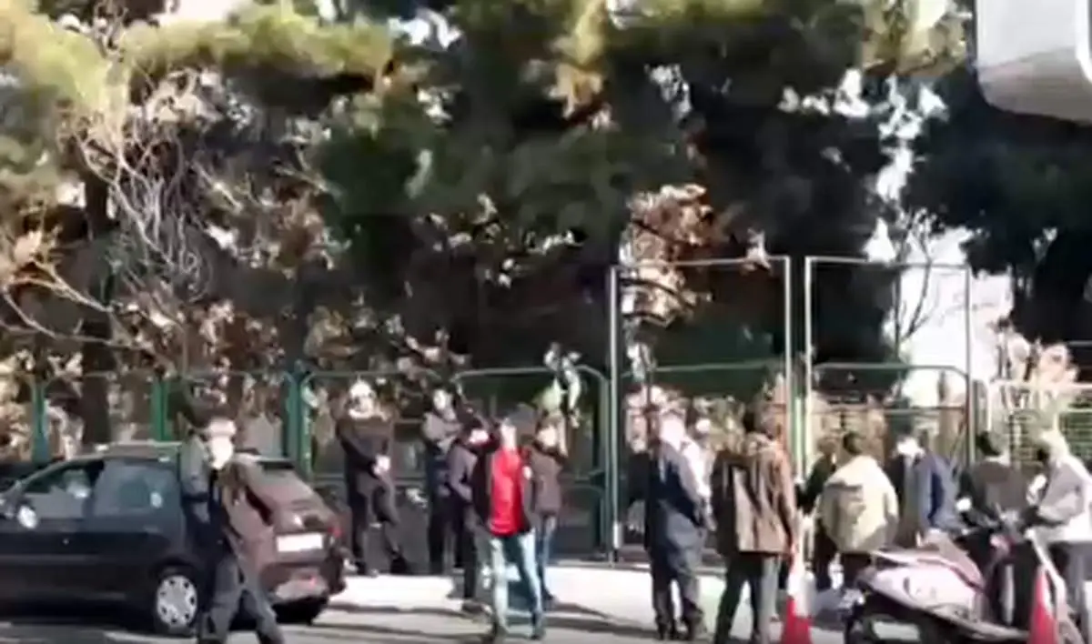 تجمع اعتراضی هواداران پرسپولیس مقابل وزارت ورزش+ فیلم
