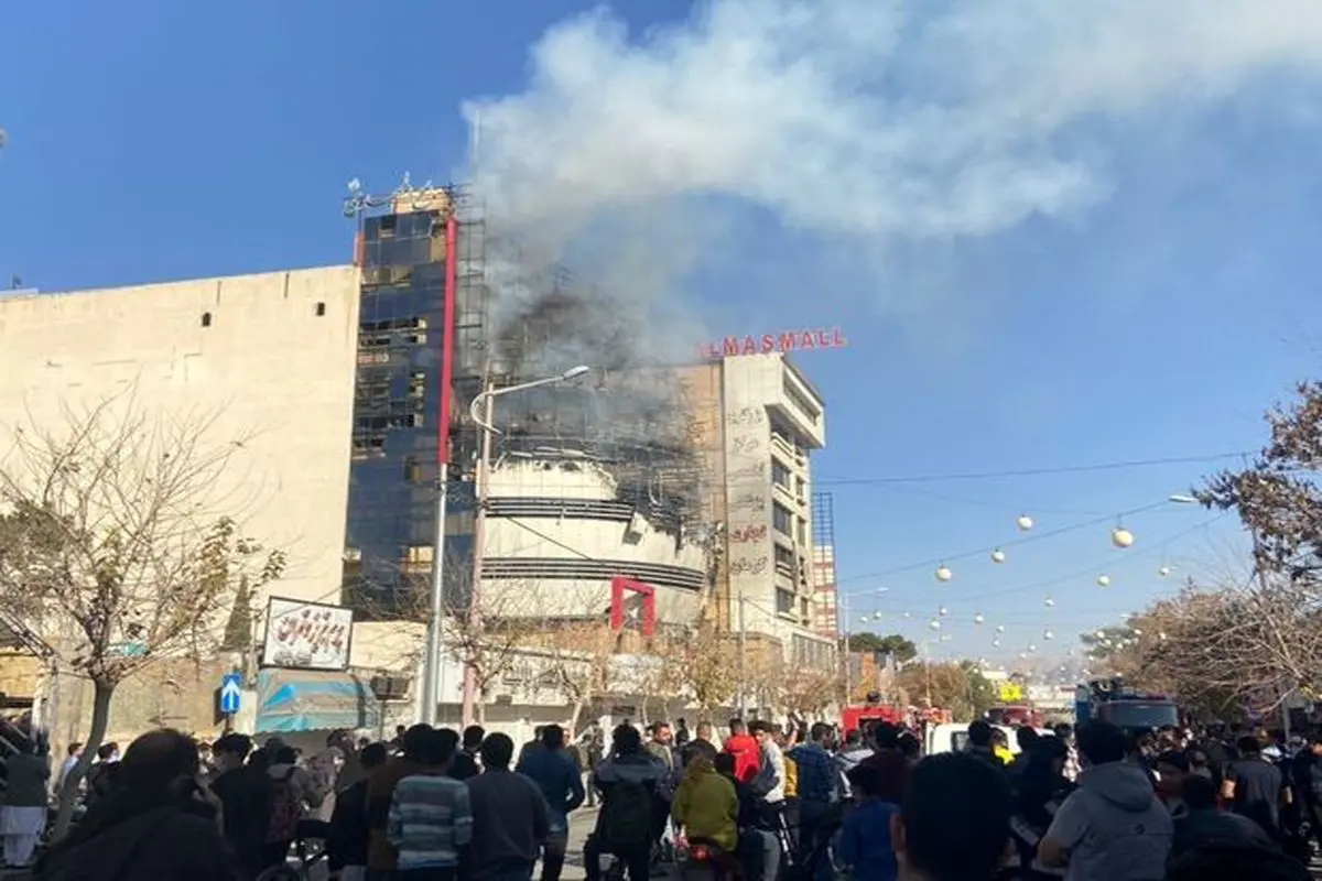 آتش‌سوزی گسترده در یک برج تجاری کرمان+ فیلم