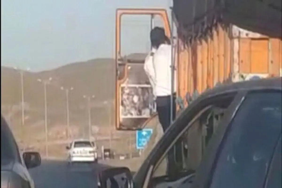 ماجرای درگیری راننده کامیون با مأموران پلیس+ فیلم