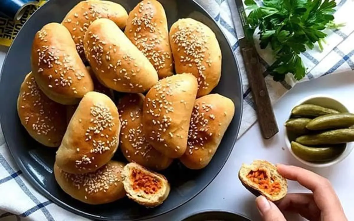 طرز تهیه پیراشکی سوسیس