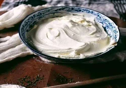طرز تهیه پنیر خانگی سالم و خوشمزه در ۵ مرحله ساده
