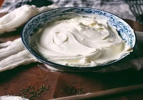 طرز تهیه پنیر خانگی سالم و خوشمزه در ۵ مرحله ساده
