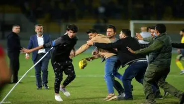 هجوم هواداران به زمین مسابقه در فوتبال عراق+ فیلم