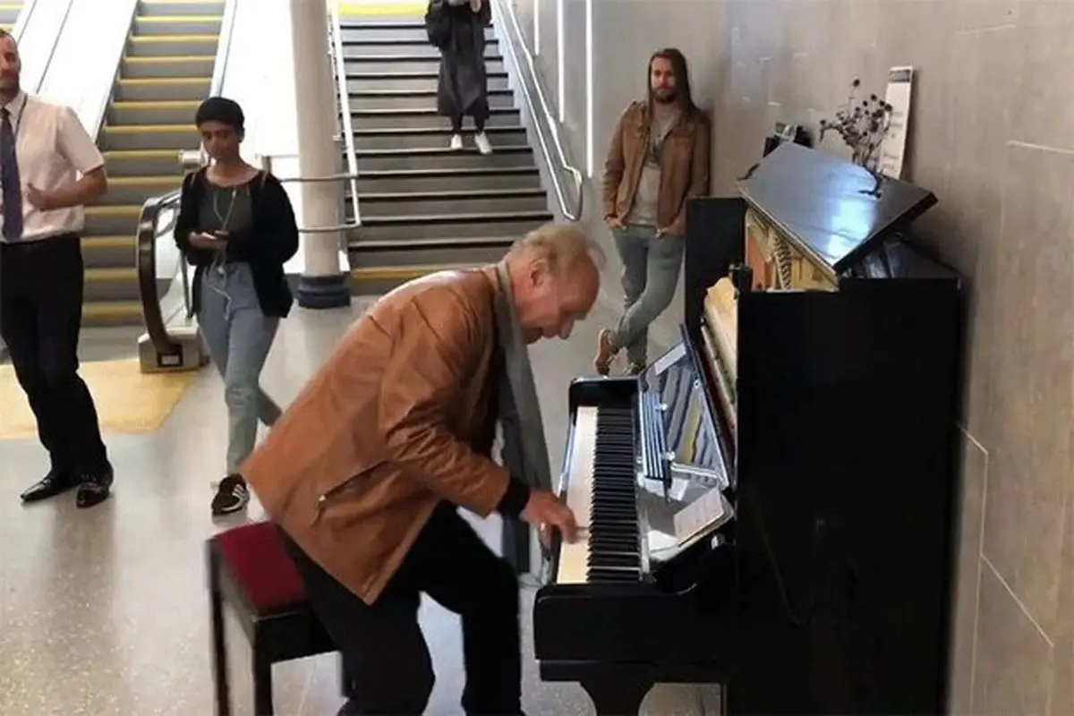 هنرنمایی تماشایی خواننده ۷۷ ساله انگلیسی در ایستگاه مترو لندن + فیلم