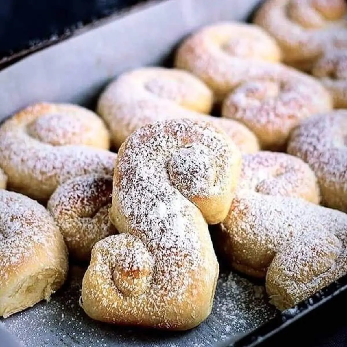 طرز تهیه نان شیرین اتریشی