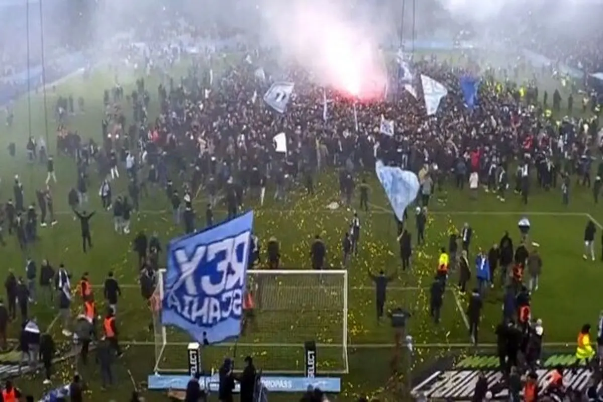 هجوم هواداران مالمو به زمین مسابقه پس از قهرمانی در لیگ سوئد + فیلم
