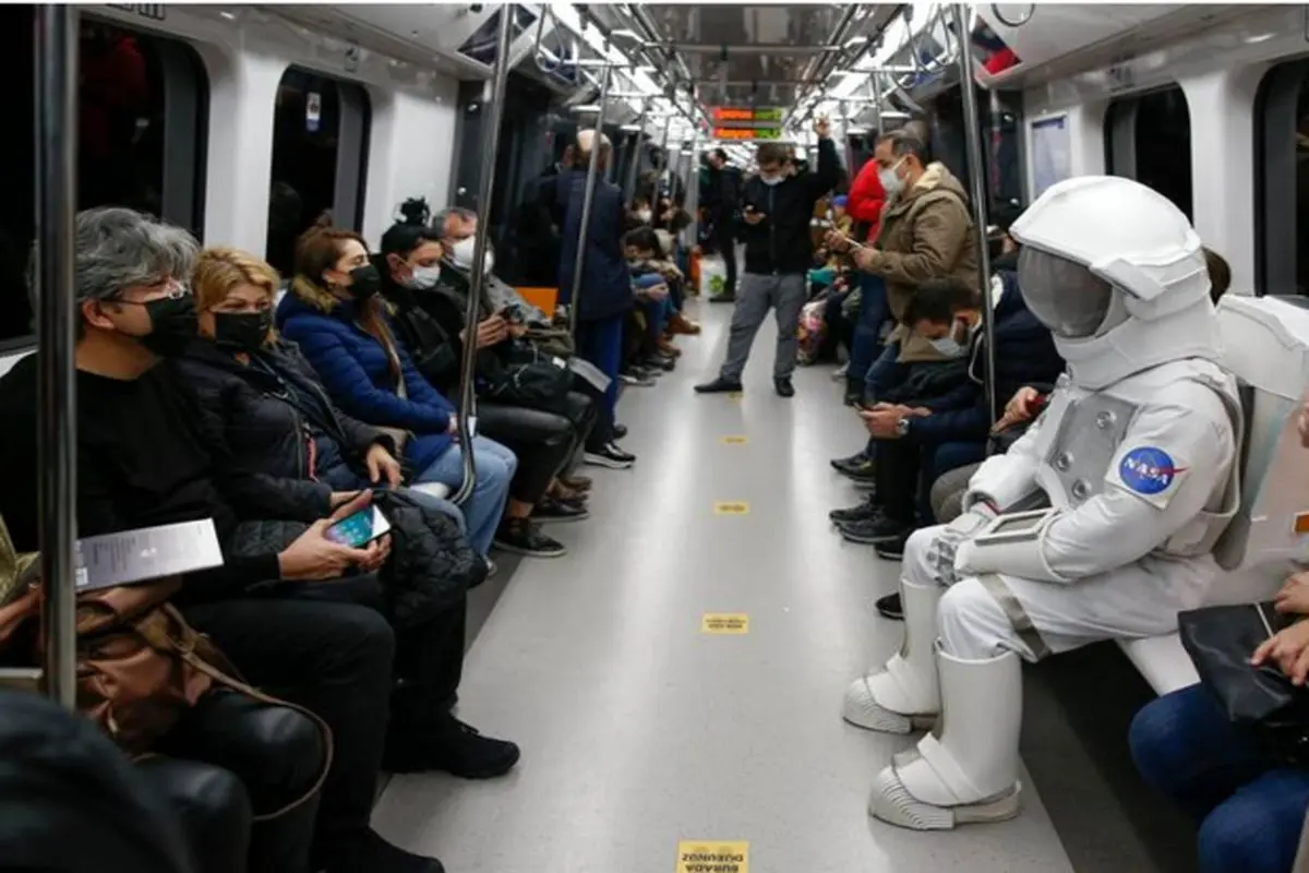 مردی که با لباس فضانوردی سوار مترو شد