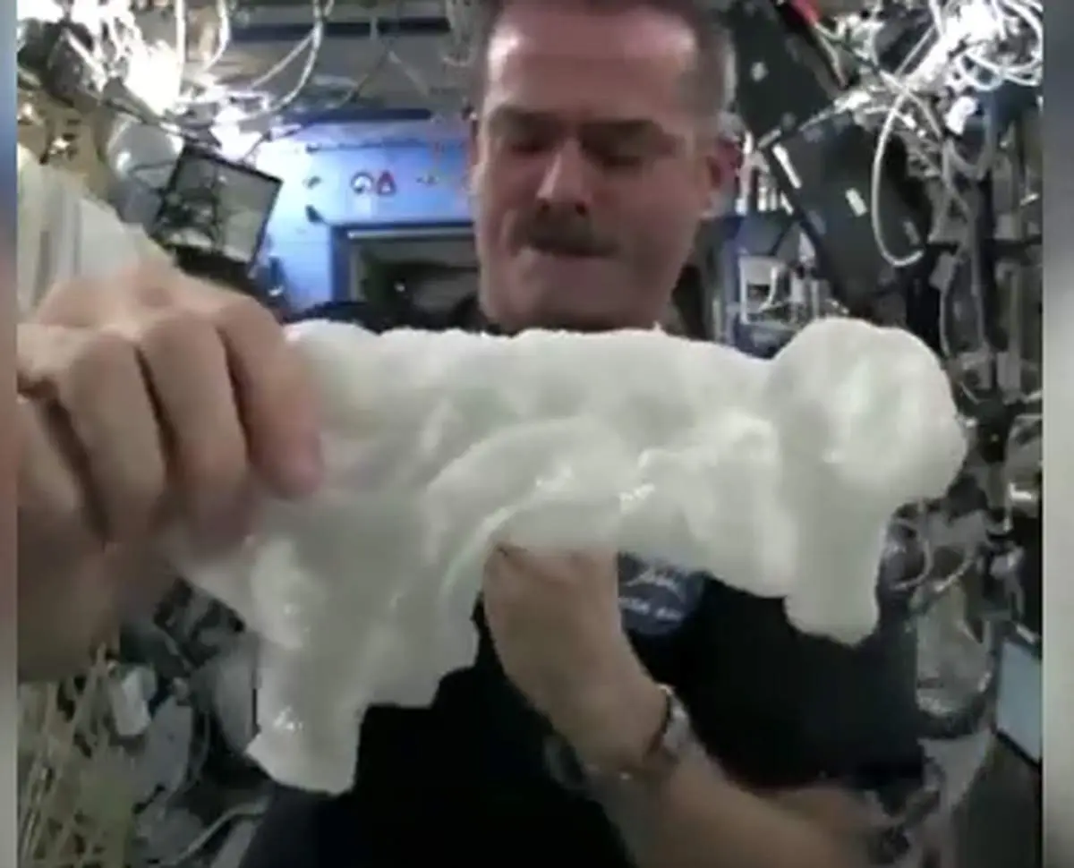آزمایش جالب فضانورد ناسا با دستمال خیس در شرایط بی وزنی+ فیلم