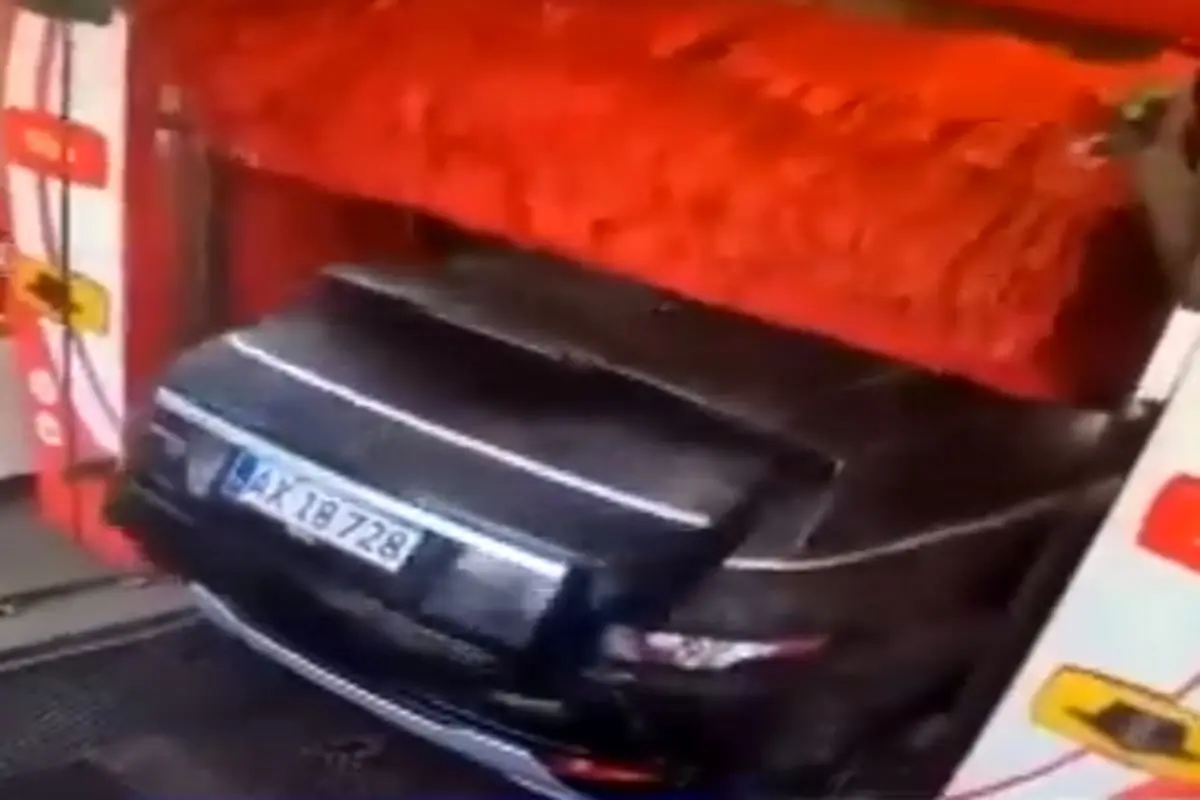 خسارت شدید یک کارواش به خودروی لوکس شاسی‌بلند+ فیلم