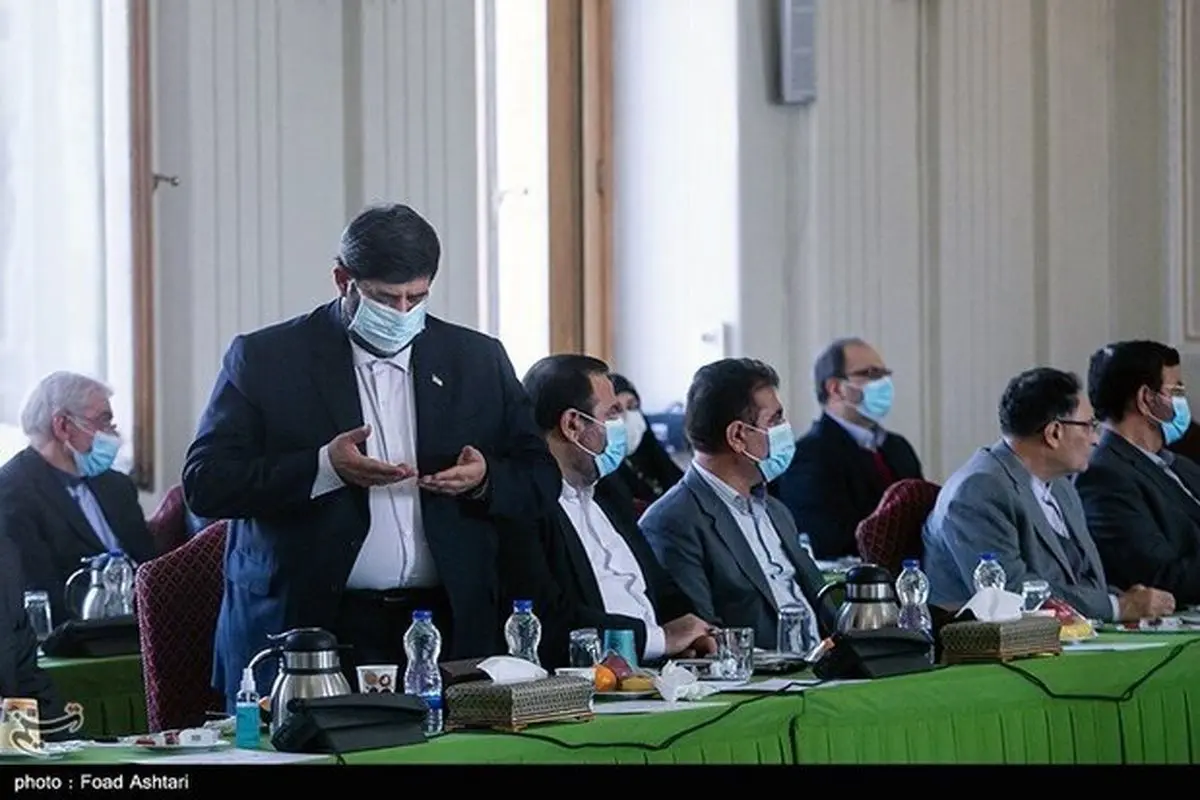 اقامه نماز یک نماینده هنگام جلسه با وزیر خارجه + عکس