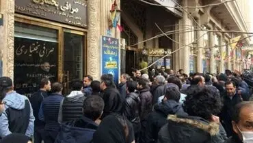 گلایه از صالح‌آبادی در میدان فردوسی / چرا دلار به ۳۲ هزار تومان رسید؟
