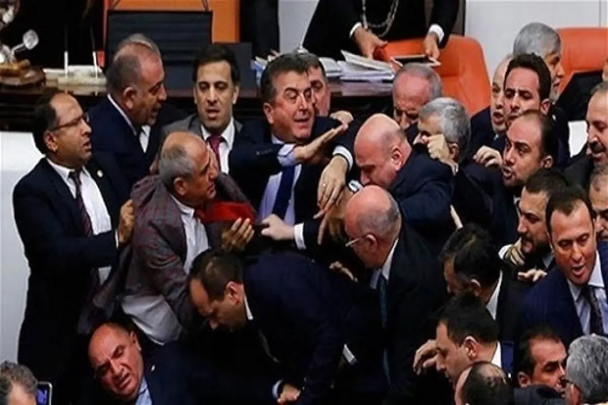 درگیری لفظی و فیزیکی میان نمایندگان پارلمان ترکیه + فیلم