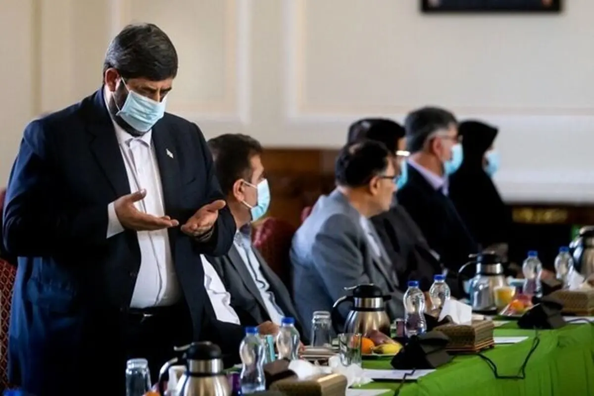 واکنش مستند یک عکاس به ادعای نماینده درباره نماز خواندنش در جلسه با وزیر + عکس