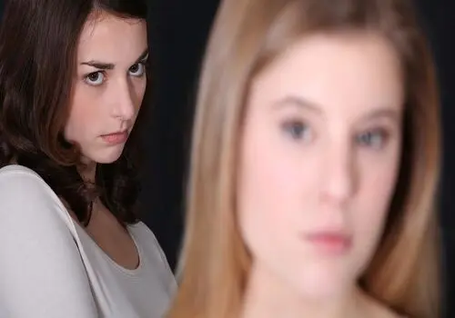 چرا برخی از ما بیشتر حسادت می‌کنیم؟/ بررسی دلایل روانی این احساس