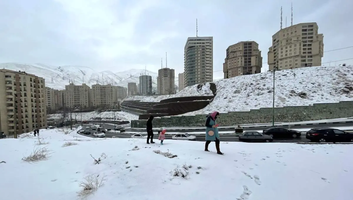 اولین بارش برف ۱۴۰۰ در تهران به روایت تصویر