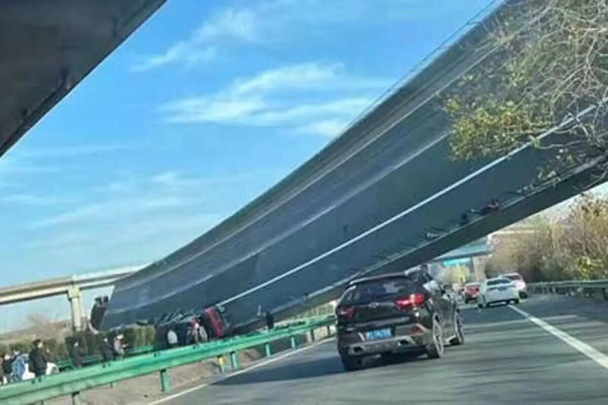 له شدن هولناک یک ماشین در پی واژگونی عجیب پل بزرگراه در چین + فیلم